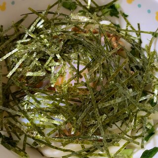 ごま油と乗海苔がかおる、納豆釜玉うどん